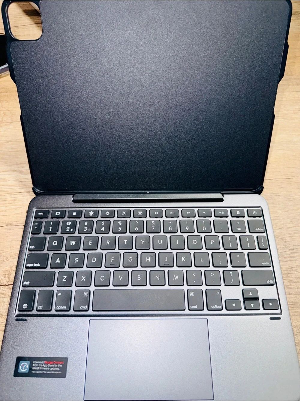 Apple iPad Air 5th Gen (64GB, Wi-Fi + Cellular) + Keyboard case. - Picture 5 of 9